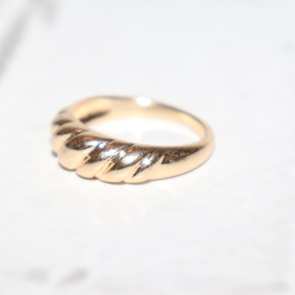 🌸 Pretty Vintage-Style Gold Ring – Size 7.5 Soft Shine · Feminine Flair ·